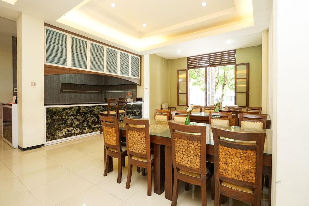 Oyo 282 Putri Utari Residence Malang Extérieur photo