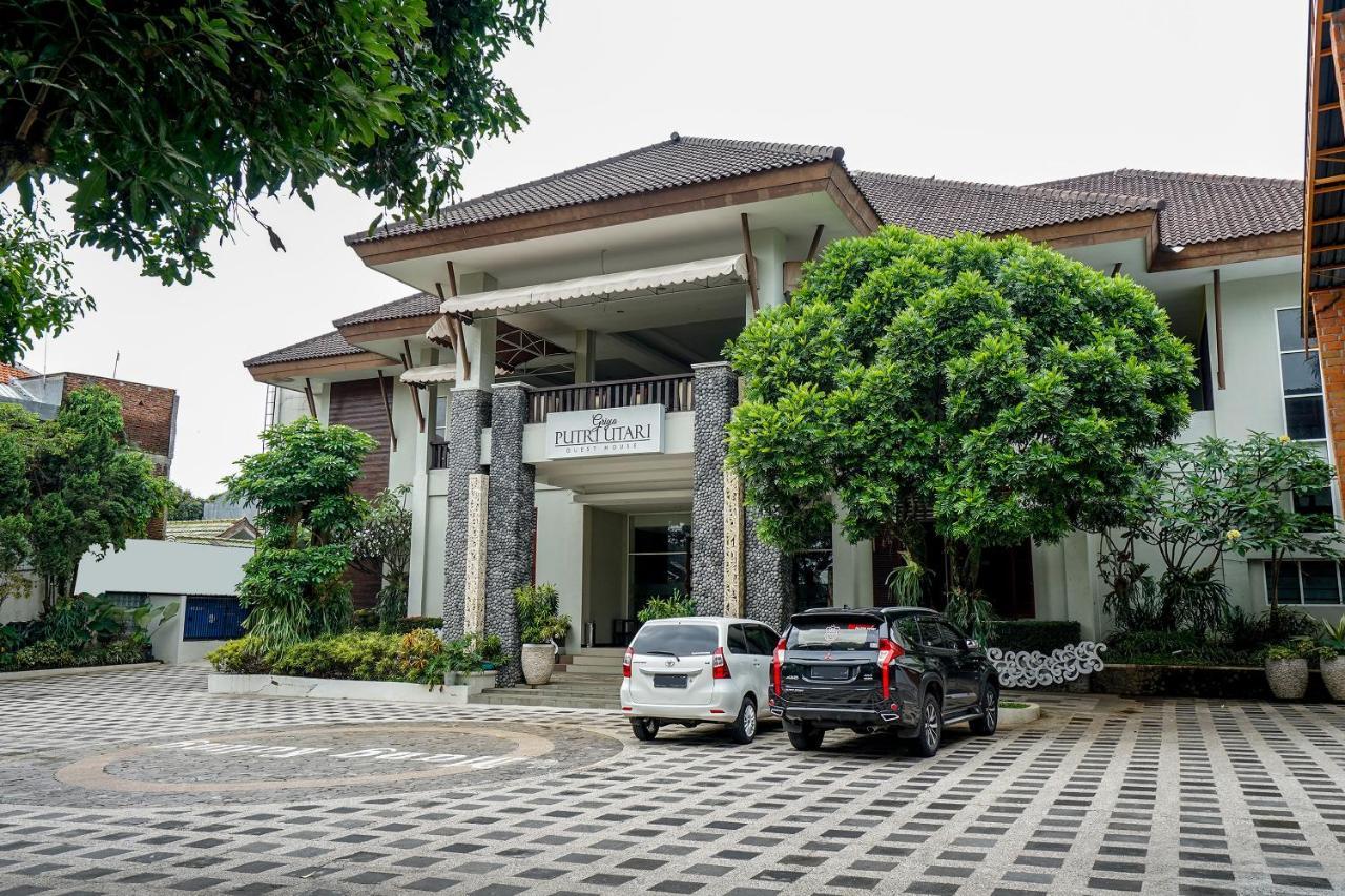 Oyo 282 Putri Utari Residence Malang Extérieur photo