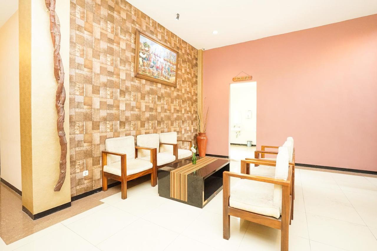 Oyo 282 Putri Utari Residence Malang Extérieur photo