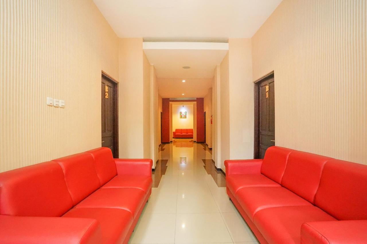 Oyo 282 Putri Utari Residence Malang Extérieur photo