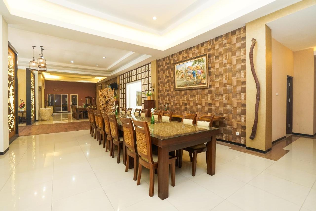 Oyo 282 Putri Utari Residence Malang Extérieur photo