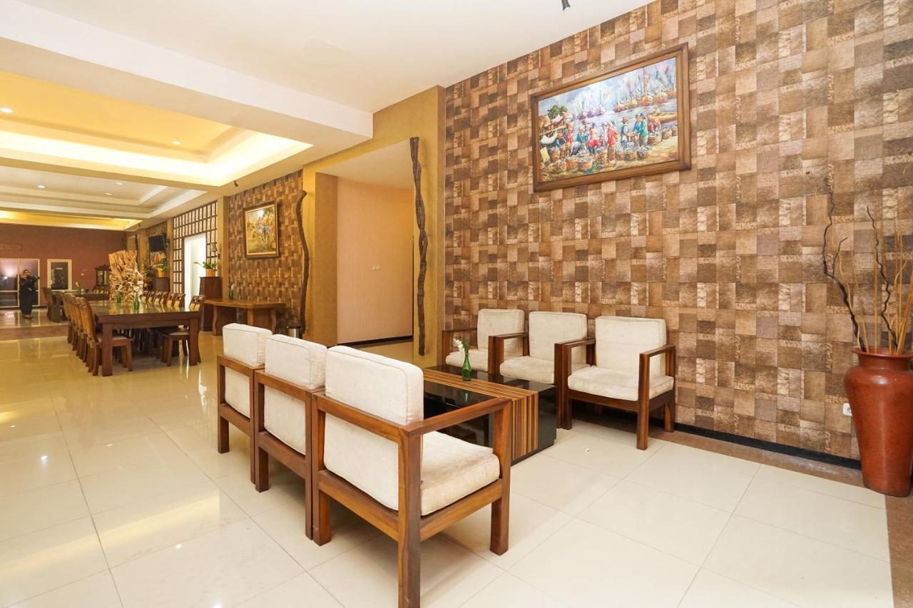 Oyo 282 Putri Utari Residence Malang Extérieur photo