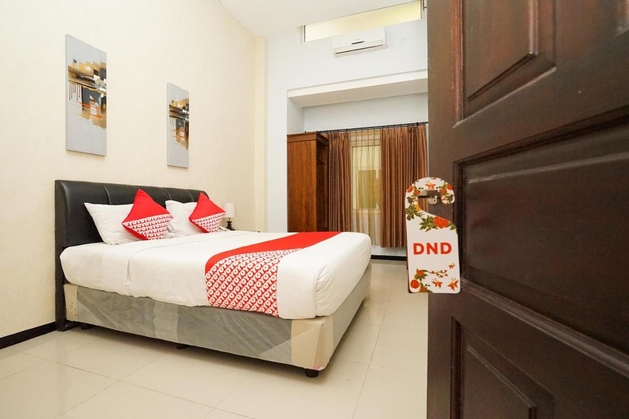 Oyo 282 Putri Utari Residence Malang Extérieur photo