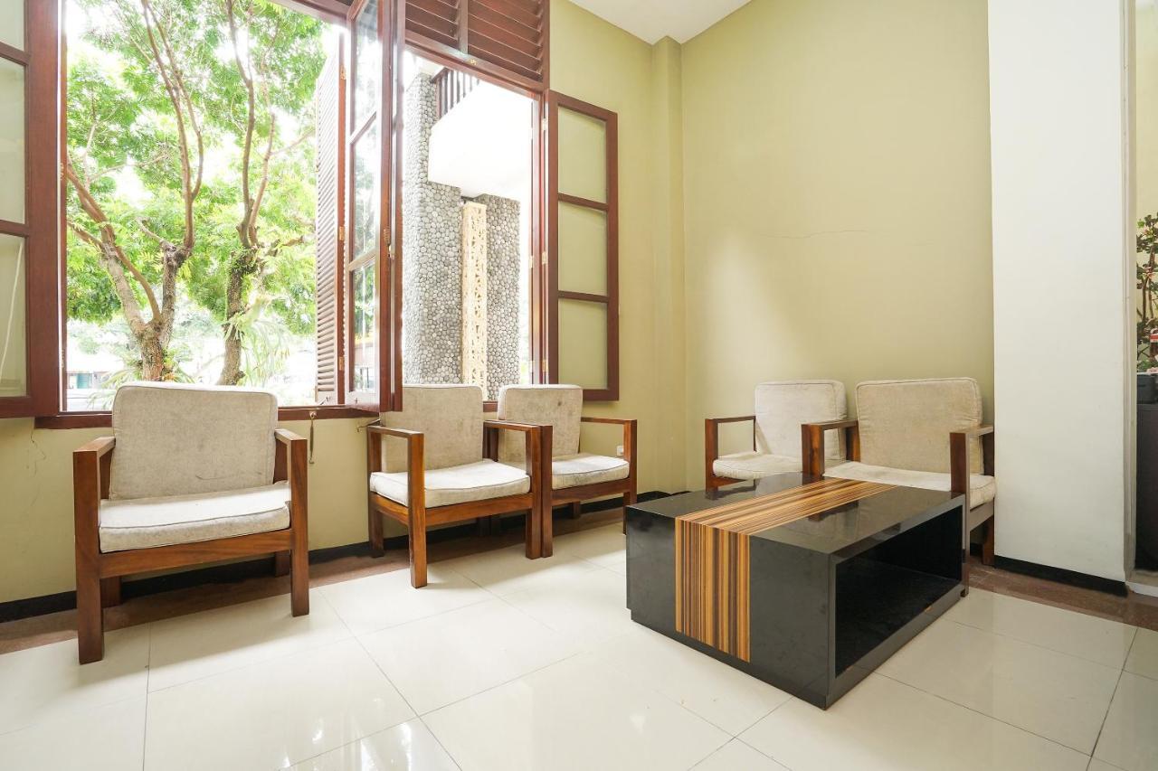 Oyo 282 Putri Utari Residence Malang Extérieur photo