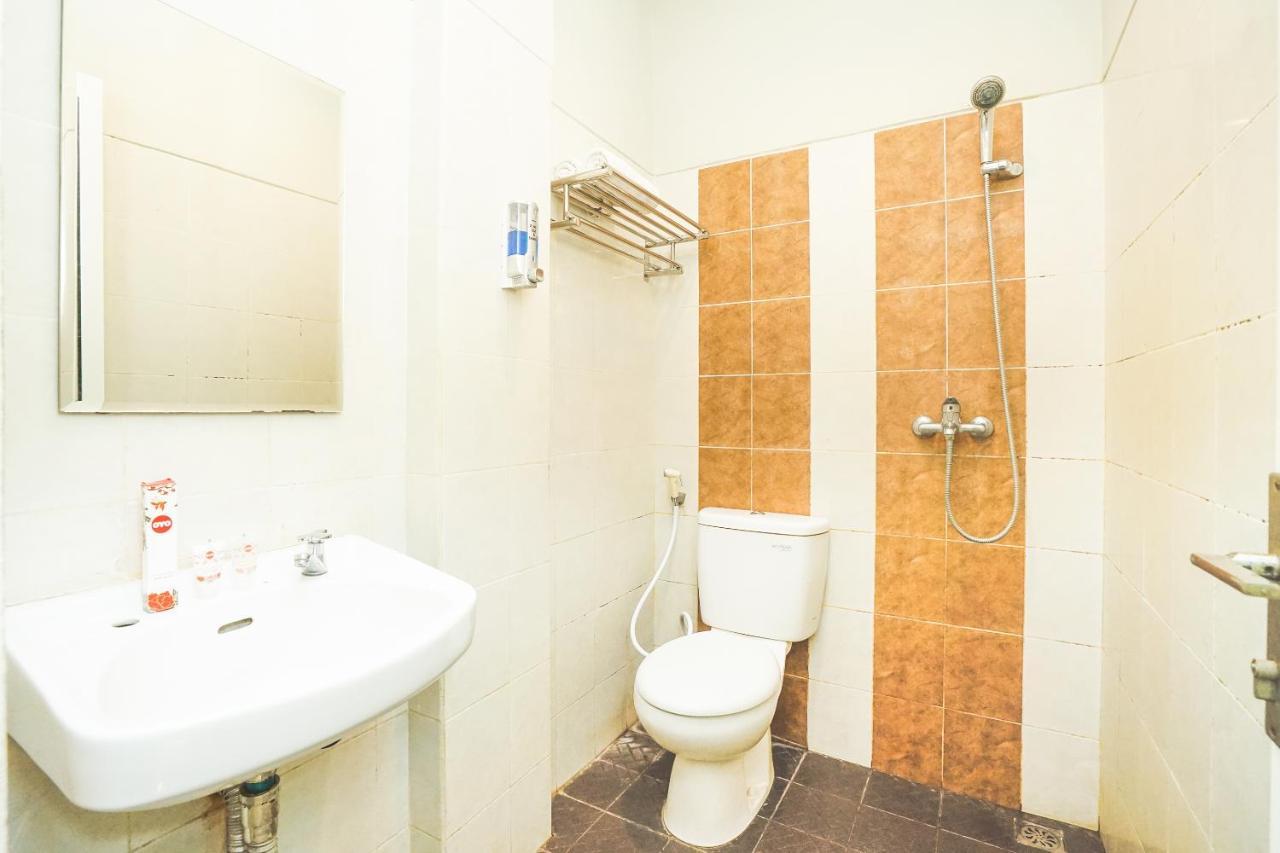 Oyo 282 Putri Utari Residence Malang Extérieur photo