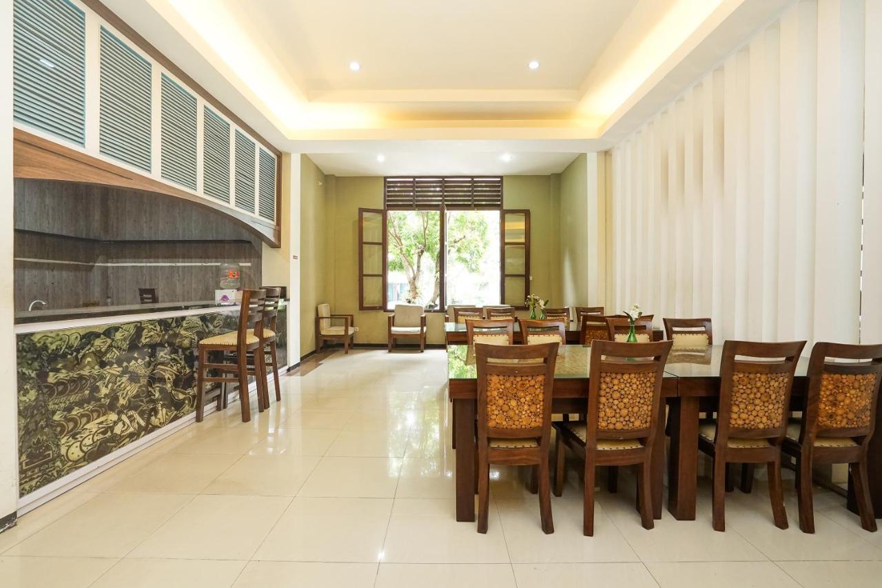 Oyo 282 Putri Utari Residence Malang Extérieur photo