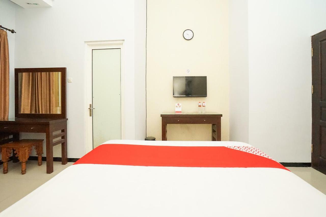 Oyo 282 Putri Utari Residence Malang Extérieur photo